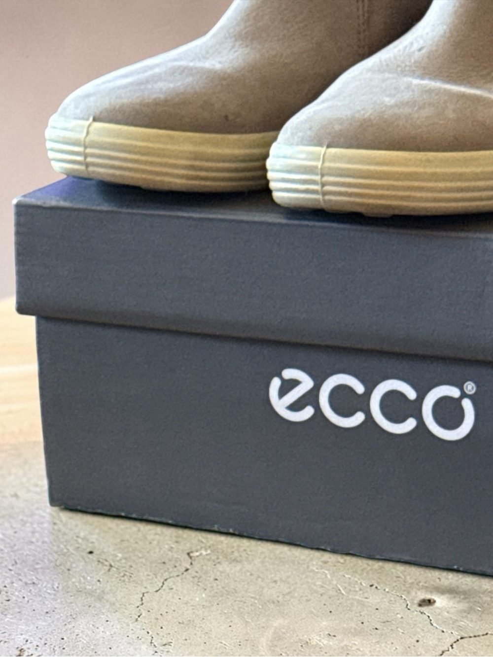 Adorable Ecco Soft 7 Women’s Warm Grey Leather Ankle Booties Side Zips Size 6